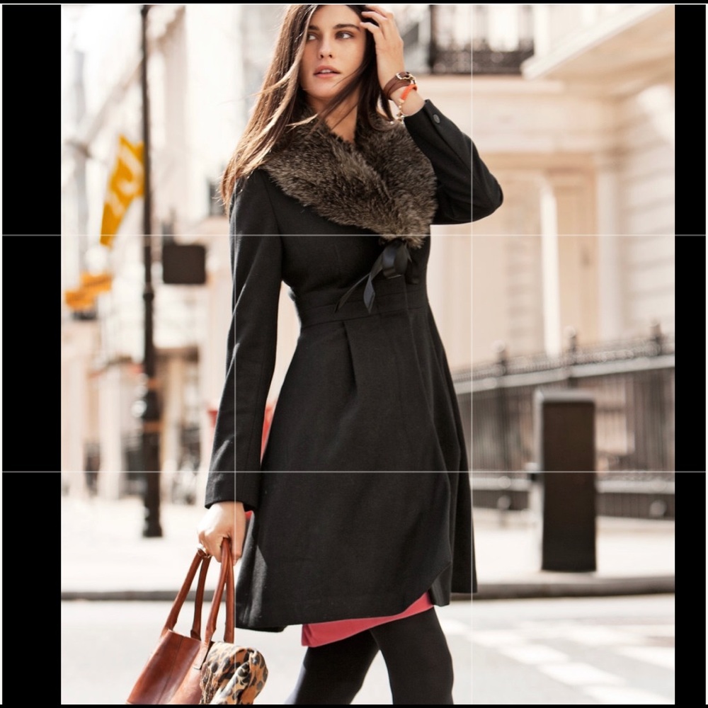 Fitted coat with detachable faux fur collar